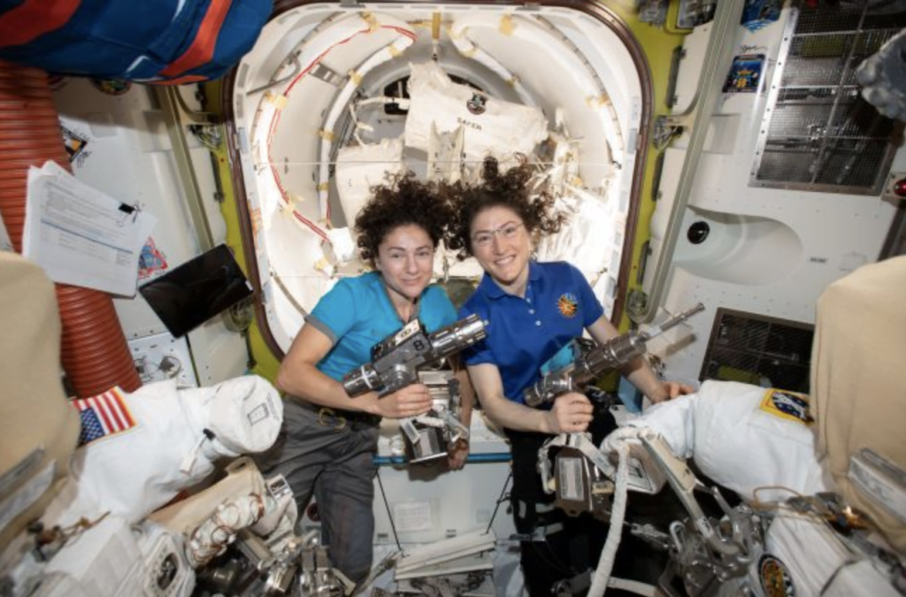 صورة توضح رائدتي الفضاء كريستينا كوخ، وجيسيكا مير. الحقوق: ناسا.