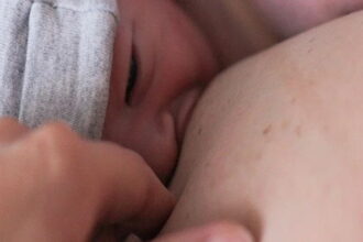 ezgif 3 d46886864ab2 لماذا يتمتع الأطفال الذين يرضعون من الثدي بأنظمة مناعية صحية؟ مجلة نقطة العلمية