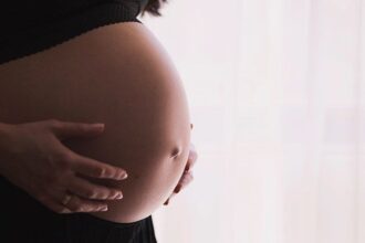 pregnant woman دراسة جديدة: المستقلبات غير الطبيعية لدى الحوامل قد تسبب التوحد مجلة نقطة العلمية