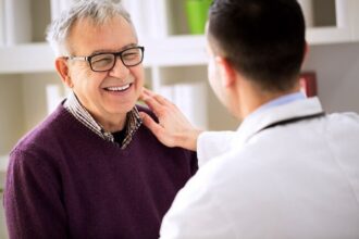 1800ss getty rf man talking with doctor هذه الأدوية يجب على كبار السن استخدامها بحذر شديد .. لماذا؟ مجلة نقطة العلمية