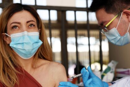 10432280 هل يمكن للقاح COVID-19 أن يصيبنا بالأمراض الجلدية؟ مجلة نقطة العلمية