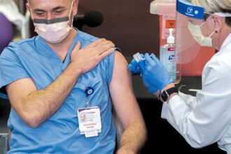 20201213awVaccine17 4 1608651772 14 من الآثار الجانبية للقاح COVID: إليك ما قد تواجهه بعد أن تحصل على اللقاح مجلة نقطة العلمية