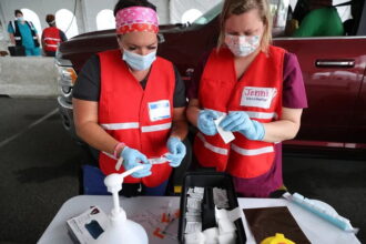 ezgif 2 35617a02d340 هل ستحميك اللقاحات من السلالات الجديدة لفيروس كورونا Covid-19؟ مجلة نقطة العلمية