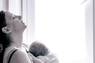 ezgif 2 c82602a1d91c 8 علامات تحذيرية..كيف تعلمين أنك تعانين من قلق ما بعد الولادة؟ مجلة نقطة العلمية