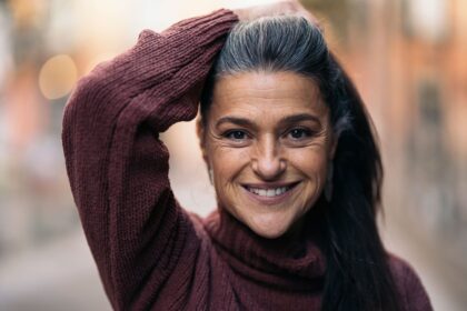 middle aged woman portrait ما الذي يعيق استمرارالمتعة الجنسية لدى النساء فوق سن الخمسين؟ مجلة نقطة العلمية