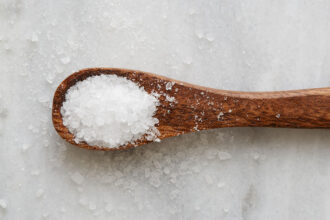 overhead of sea salt هناك العديد من أنواع الملح..تعرف عليها مجلة نقطة العلمية