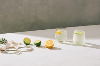 things to add to your water to make it 10x more hydrating 5 أطعمة تضاف إلى المياه وتجعلها أكثر ترطيبًا بعشر مرات مجلة نقطة العلمية