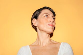 beautiful middle age woman في فترة انقطاع الطمث..ماهو الأمر الأكثر أهمية بالنسبة للنساء؟ مجلة نقطة العلمية