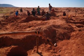 shutterstock 1538946506 800x400 1 أنشطة التعدين..كارثة بيئية في أفريقيا مجلة نقطة العلمية
