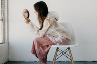 3 عادات تضر بشرتك.. وفقًا لخبير في السلوك