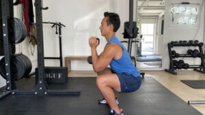 1 dumbbell goblet squat هل بلغت الـ60 عاما؟ إليك 5 من أفضل تمارين القوة التي يمكنك القيام بها! مجلة نقطة العلمية