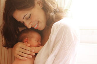 حضن الكنغر والأطفال الخدج