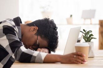 Eporl45WMAAp17t هل للحرمان من النوم تأثير على الصحة العقلية والجسدية - دراسة جديدة مجلة نقطة العلمية