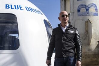 Jeff Bezos fondateur de Blue Origin 750x414 1 فيديو ..تابع إقلاع الملياردير جيف بيزوس إلى الفضاء مجلة نقطة العلمية