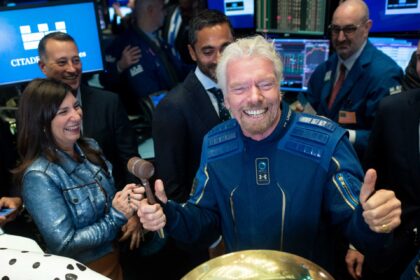 Richard Branson scaled 1 بعد رحلته الفضائية الناجحة..ريتشارد برانسون يقود الطريق إلى السياحة الفضائية مجلة نقطة العلمية