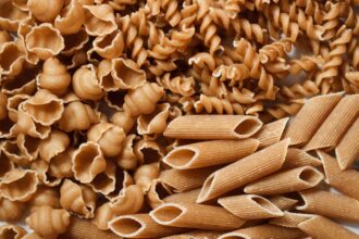 assorted whole grain pastas 3 حصص على الأقل من الحبوب الكاملة في اليوم تقيك من أمراض القلب مجلة نقطة العلمية