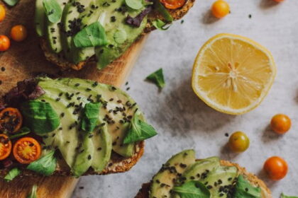 avocado toast 1 1 رغم فوائده العديدة..الآثار الجانبية السرية لتناول الكثير من الأفوكادو مجلة نقطة العلمية
