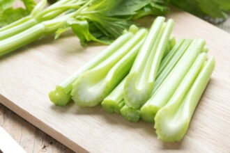 celery stalks cutting board الكرفس..مفيد في فقدان الوزن والسكري والالتهابات مجلة نقطة العلمية