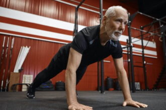 mature man pushup هل بلغت الـ60 عاما؟ إليك 5 من أفضل تمارين القوة التي يمكنك القيام بها! مجلة نقطة العلمية