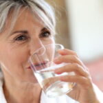 mature woman drink water glass التقدم في العمر...هل بلغت الـ60 عاما إذن توقف عن فعل هذه الأشياء! مجلة نقطة العلمية