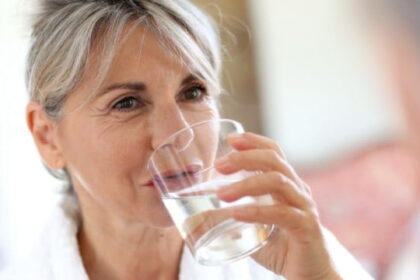 mature woman drink water glass التقدم في العمر...هل بلغت الـ60 عاما إذن توقف عن فعل هذه الأشياء! مجلة نقطة العلمية
