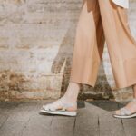 woman walking لماذا يجب أن تذهب في نزهة بعد العشاء؟ مجلة نقطة العلمية