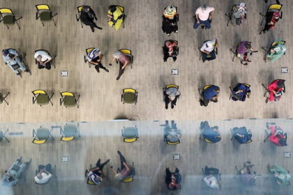 d41586 021 02216 z 19567948 إيران تأمل في هزيمة فيروس كورونا من خلال لقاحات مصنوعة محليًا مجلة نقطة العلمية