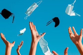 pandemic end tile 700x400 1 كيف سيكون شكل العيش مع COVID-19 إلى الأبد؟ مجلة نقطة العلمية