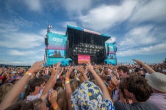 pri196091404 5000 حالة covid-19 جديدة في بريطانيا مرتبطة بمهرجان "Boardmasters" مجلة نقطة العلمية