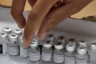 210915162004 israel pfizer vaccine exlarge 169 لماذا ترفض إدارة الغذاء والدواء التوصية بجرعات معززة من لقاحات Covid-19؟ مجلة نقطة العلمية