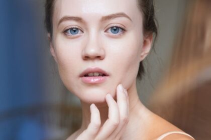 beautiful woman female skin care healthy hair and skin close up face beauty portrait هل مكملات الكولاجين تصل إلى الجلد وتعيد شبابه؟ مجلة نقطة العلمية