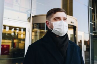 n3xrCHxbRA93n9aJDHfs ما هو القناع الأكثر أمانا لمنع انتقال COVID-19؟ مجلة نقطة العلمية