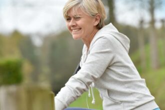 50 year old woman exercising happy 5 حيل سرية للاستمتاع بممارسة الرياضة بعد الـ50 عاما! مجلة نقطة العلمية