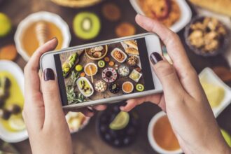 food social media كيف تؤثر وسائل التواصل الاجتماعي سرا على اختياراتك الغذائية؟ مجلة نقطة العلمية