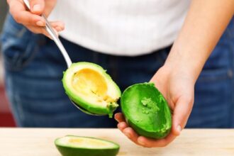 scooping avocado انتبه: 30 سببًا خفيًا يمنعك من التخلص من الوزن الزائد! مجلة نقطة العلمية