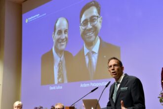 urn publicid ap org 513a145b63f1ec2167bec8798094a472Nobel Medicine 01011 768x571 1 اكتشاف أحد أسرار الطبيعة يمنح عالمان أمريكيان جائزة نوبل في الطب لعام 2021 مجلة نقطة العلمية