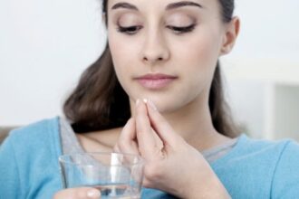 woman pill medicine medication hand الأسبرين قد يسبب نزيفا داخليا...ما عليك أن تعرفه قبل تناول الأسبرين! مجلة نقطة العلمية
