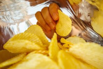 eating chips إذا كنت تريد أن تعيش أكثر من 100 عام تجنب الأطعمة فائقة المعالجة! مجلة نقطة العلمية