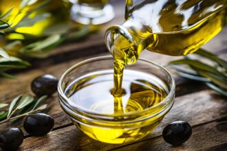 olive oil benefits 1614779319 ماهي فوائد زيت الزيتون وهل هو صحي حقا؟ مجلة نقطة العلمية