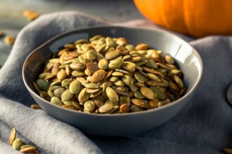 pumpkin seeds إنتبه: بدون معدن المغنيسيوم لن تستفيد من فيتامين د! مجلة نقطة العلمية