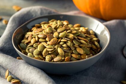 pumpkin seeds إنتبه: بدون معدن المغنيسيوم لن تستفيد من فيتامين د! مجلة نقطة العلمية