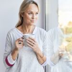 senior woman tea morning شيء بسيط يمكنك القيام به للحصول على الطاقة فور استيقاظك في الصباح! مجلة نقطة العلمية