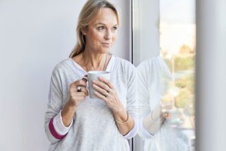 senior woman tea morning شيء بسيط يمكنك القيام به للحصول على الطاقة فور استيقاظك في الصباح! مجلة نقطة العلمية
