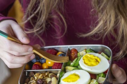 healthy lunch box with trail mix and berries royalty free image 1638481388 مامعنى "العجز في السعرات الحرارية" ومتى يكون خطيرا؟ مجلة نقطة العلمية