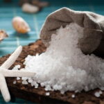 sea salt benefits that you need to know ملح البحر: كيف يُستخدم وماهي فوائده وعيوبه؟ مجلة نقطة العلمية