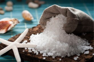 sea salt benefits that you need to know ملح البحر: كيف يُستخدم وماهي فوائده وعيوبه؟ مجلة نقطة العلمية