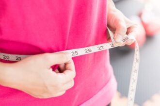 woman weight loss waistline belly fat measure 10 علامات تحذرك من وجود الكثير من الدهون بداخلك "الدهون الحشوية"! مجلة نقطة العلمية