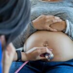 1800x1200 kids parenting pregnant doctor 01 other تصاعد وفيات الحوامل المرتبطة بارتفاع ضغط الدم المزمن مجلة نقطة العلمية