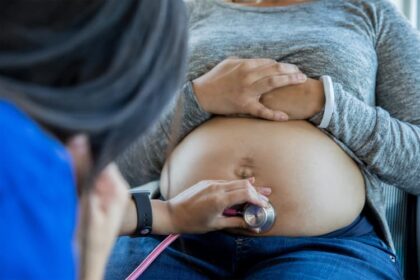 1800x1200 kids parenting pregnant doctor 01 other تصاعد وفيات الحوامل المرتبطة بارتفاع ضغط الدم المزمن مجلة نقطة العلمية