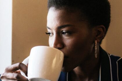 Dietary flavonols Stocksy txpa338b87dZ3J300 Medium 3333409 Header 1024x575 1 كيف تساعد مركبات الفلافانول الغذائية على خفض نسبة الدهون في الجسم؟ مجلة نقطة العلمية